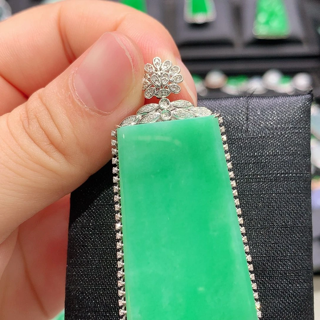 翡翠18K金镶嵌颈饰无事牌