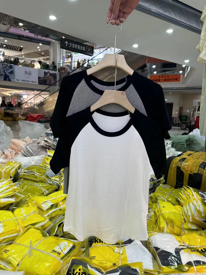 《秀秀精选》简约百搭撞色插肩短袖T