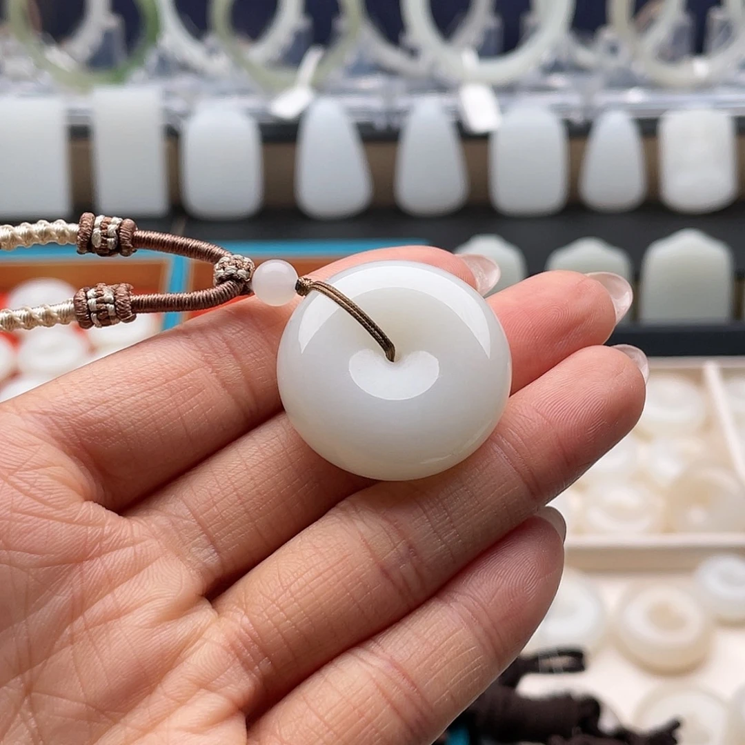 清***清和田玉未镶嵌颈饰