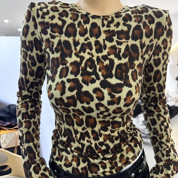 个性豹纹设计修身长袖圆领打底衫女内搭洋气时尚显瘦上衣