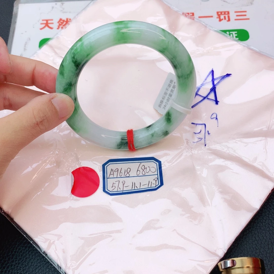 翡翠手镯未镶嵌翡翠