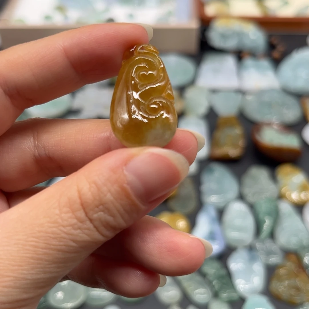 翡翠未镶嵌颈饰如意