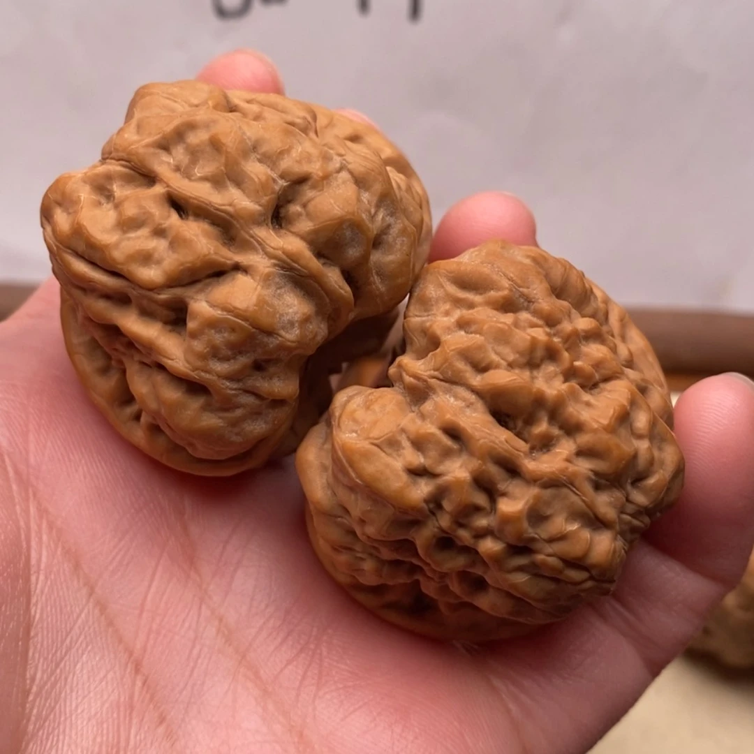 【闪购商品】把件文玩核桃边42左右