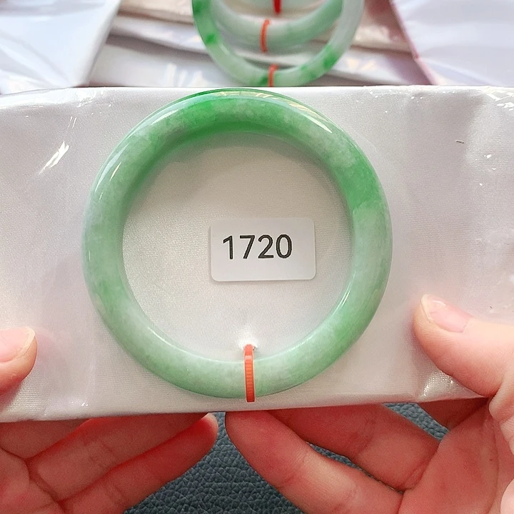 翡翠手镯未镶嵌天然翡翠手镯