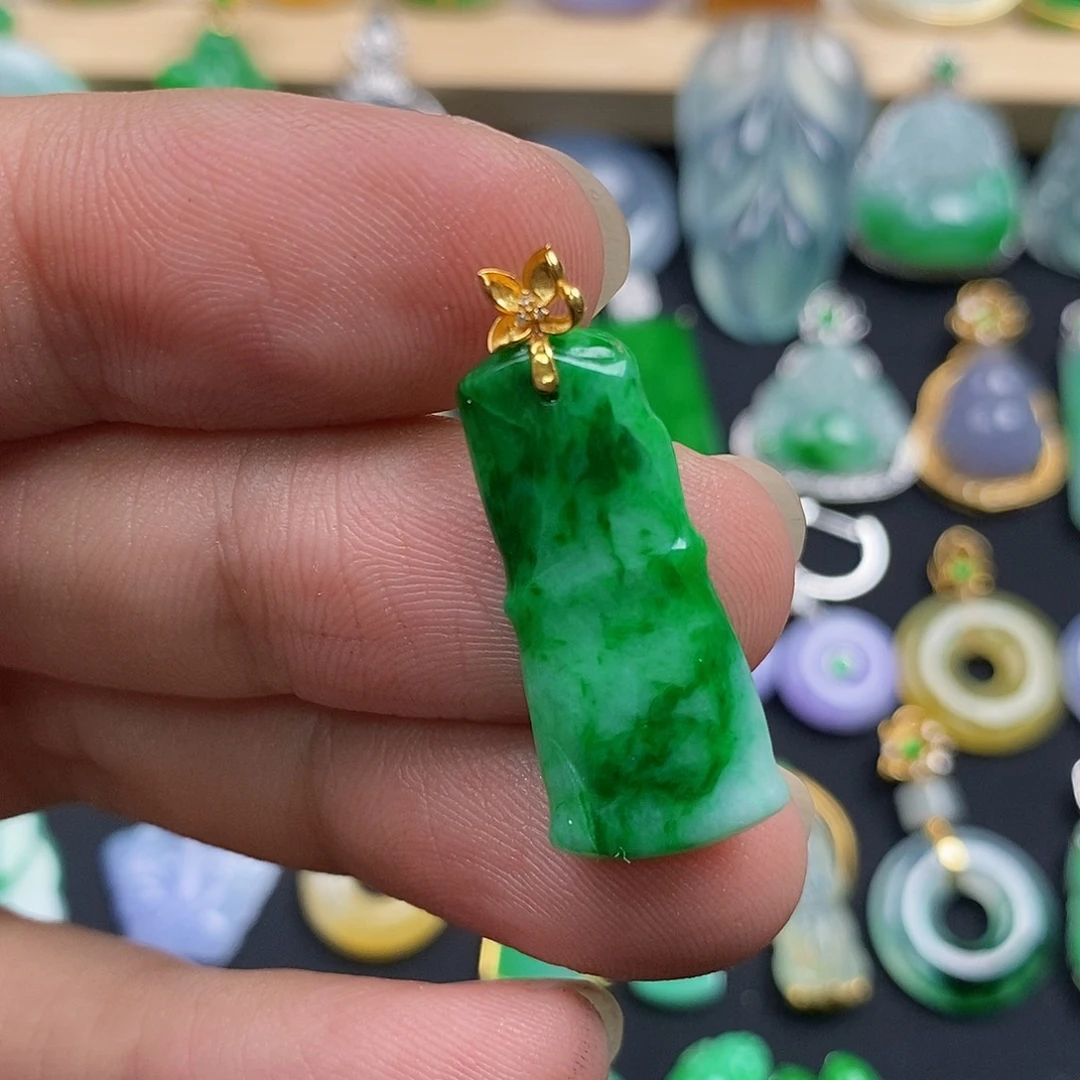 翡翠18K金镶嵌颈饰翡翠