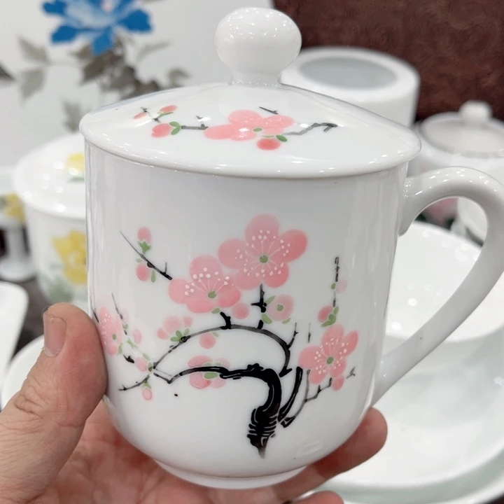 壶釉下五彩的瓷器和瓷器