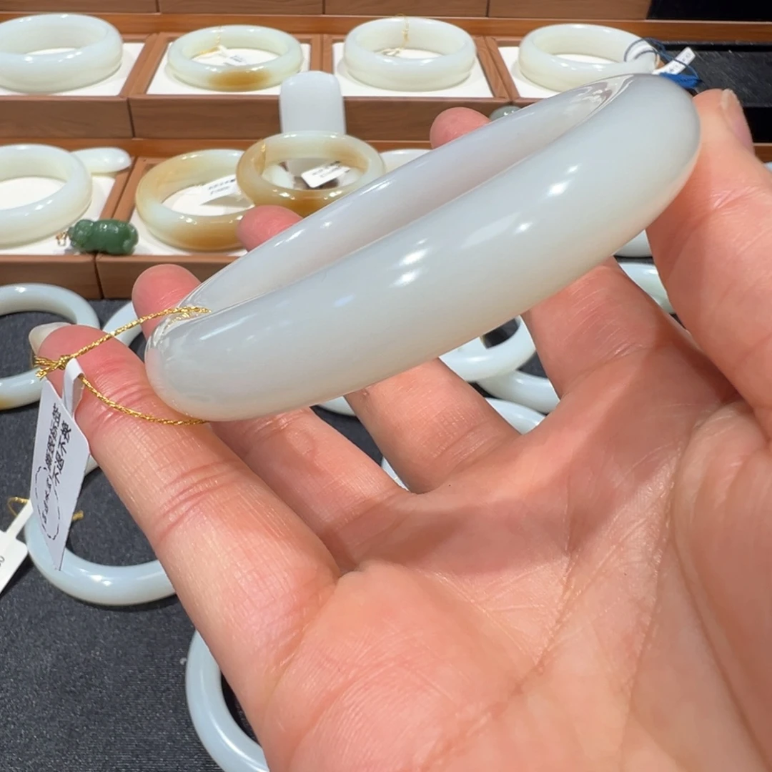 和田玉未镶嵌手镯