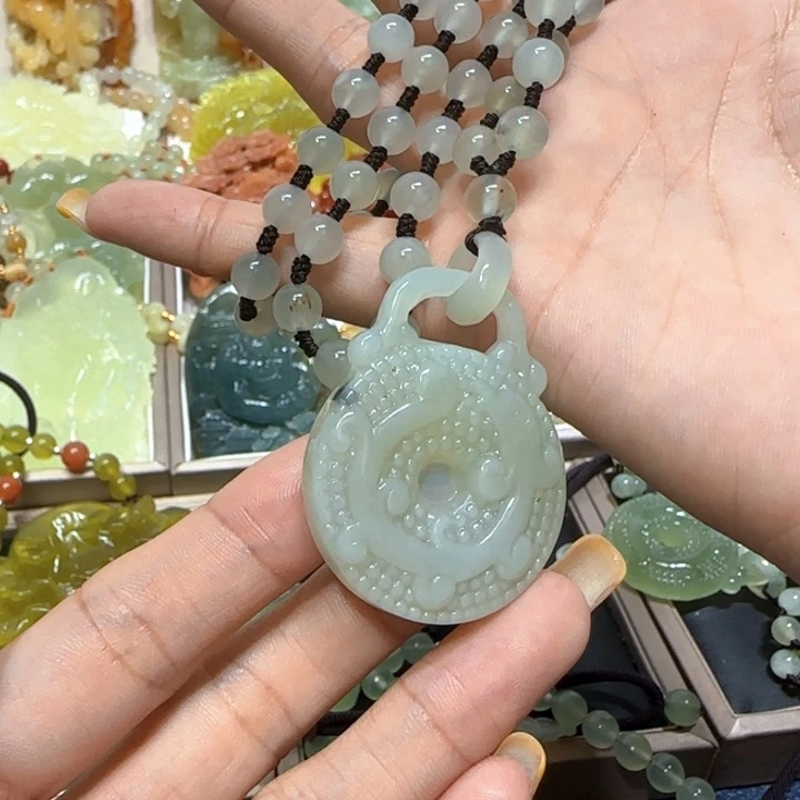 未镶嵌蛇纹石玉吊坠