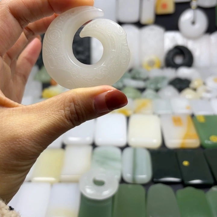 石英质玉（金丝玉）未镶嵌颈饰