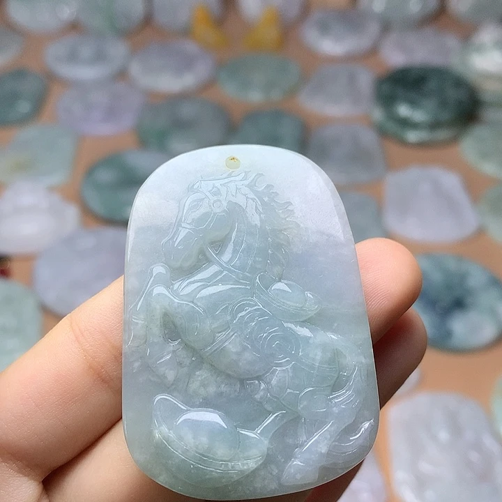 翡翠未镶嵌颈饰马牌