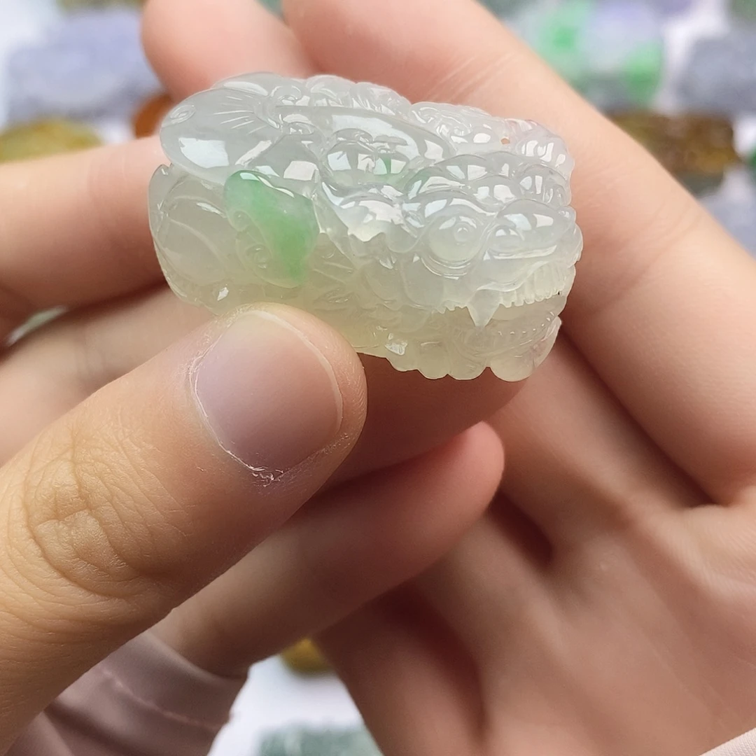 翡翠未镶嵌颈饰貔貅