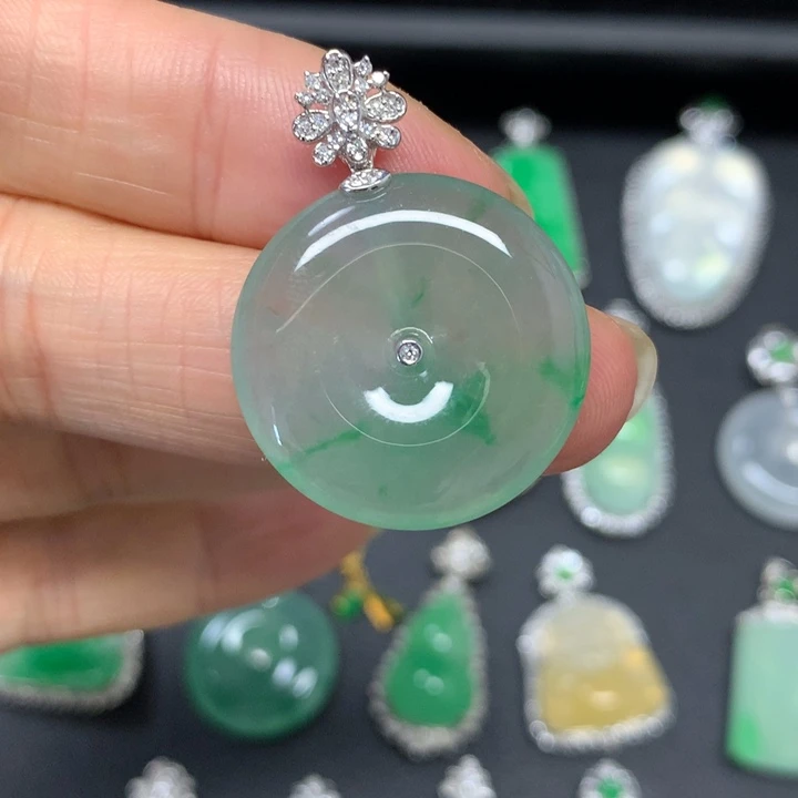 翡翠18K金镶嵌颈饰吊坠