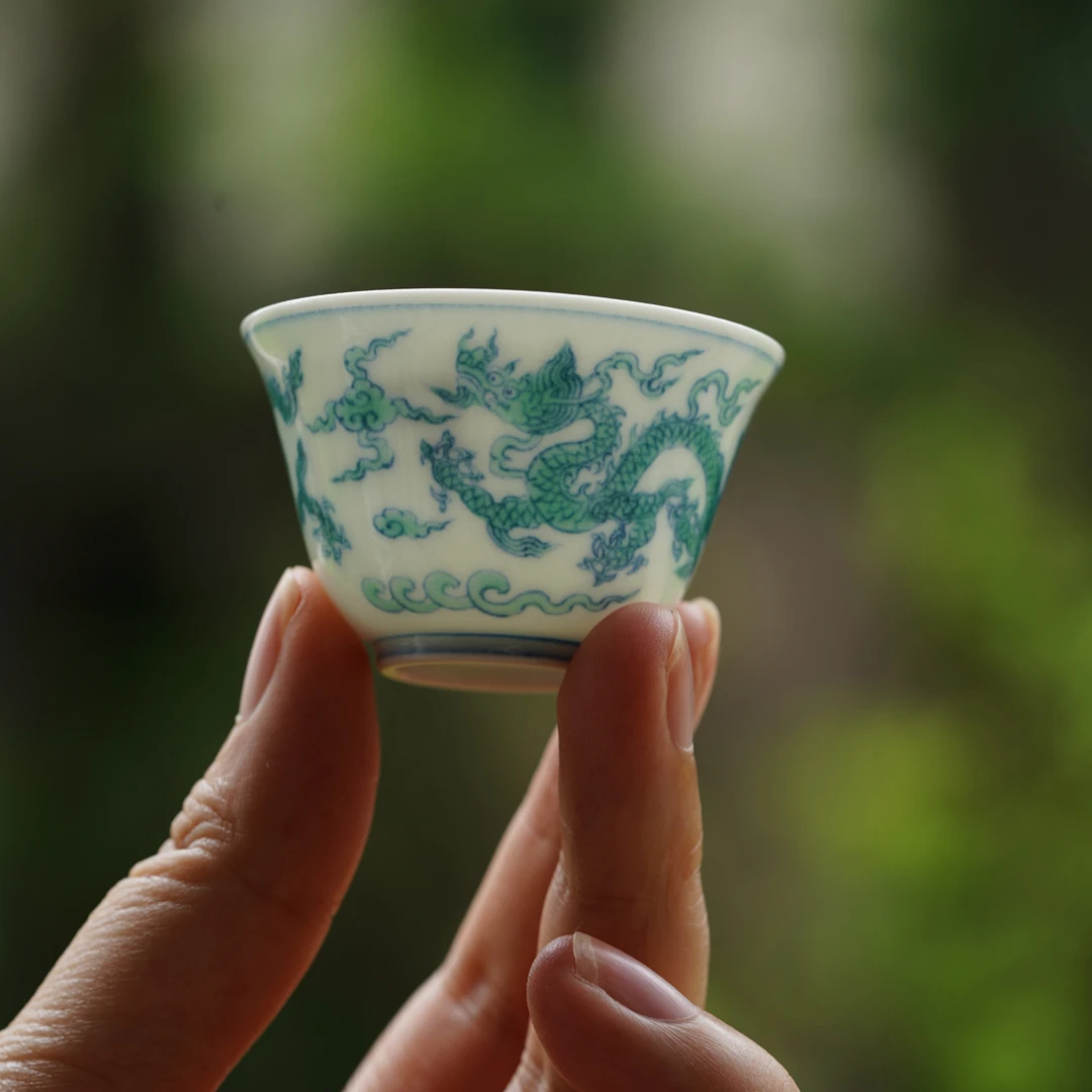 源明青忆斗彩绿龙小杯