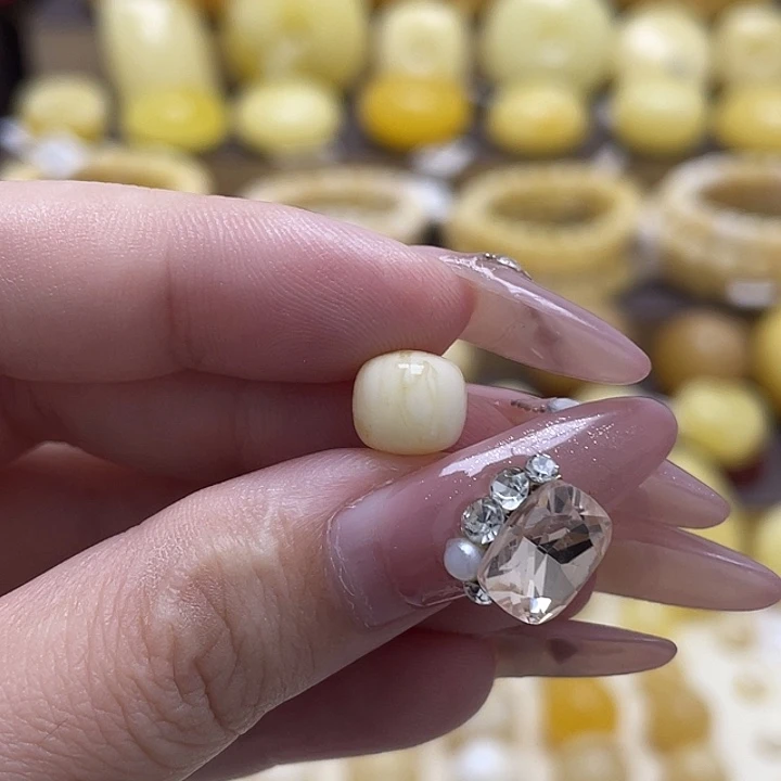 琥珀未镶嵌裸石8.6*7.8mm老型瑕疵