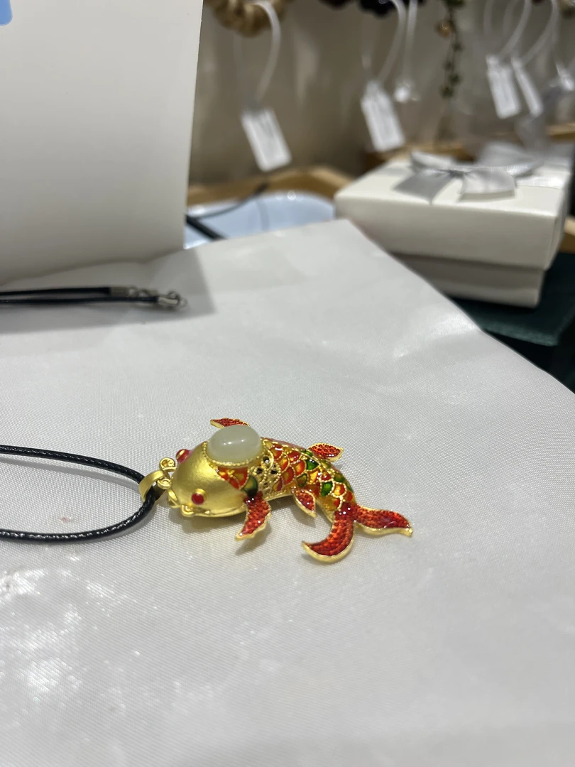 天然和田玉锦鲤珐琅彩吊坠