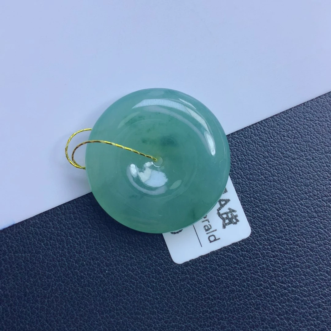 翡翠颈饰未镶嵌平安扣