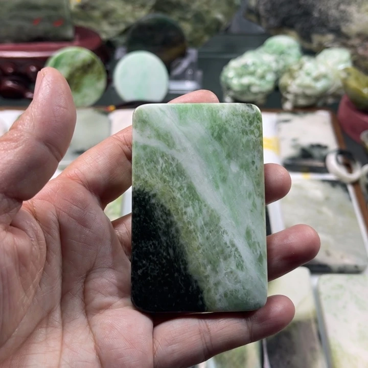 独山玉颈饰未镶嵌湖*石