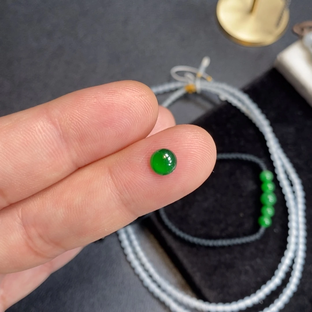 翡翠裸石浓绿蛋面1个