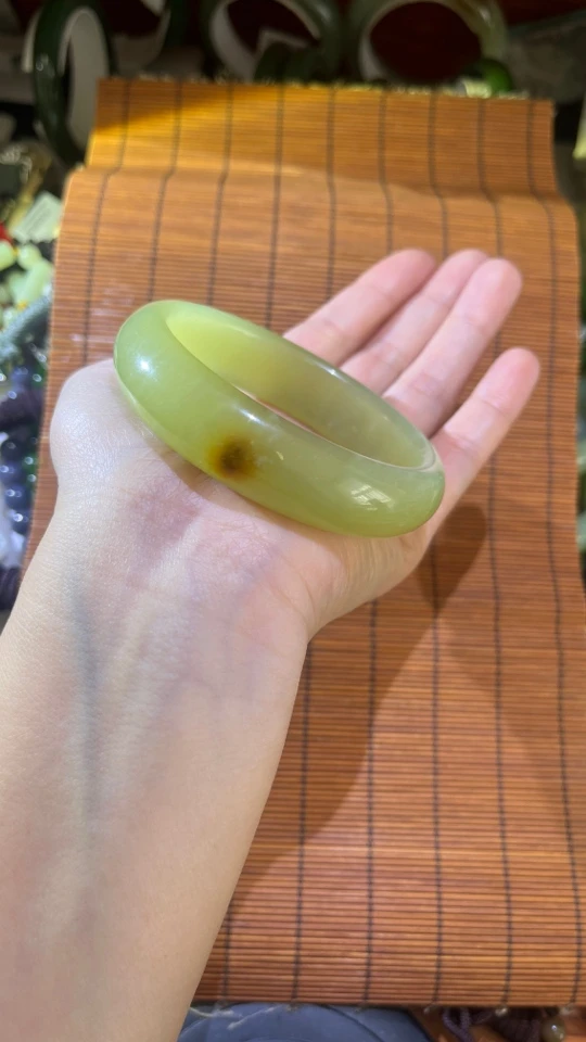 岫玉玉石王花玉60➕的镯子鸿运当头一点红