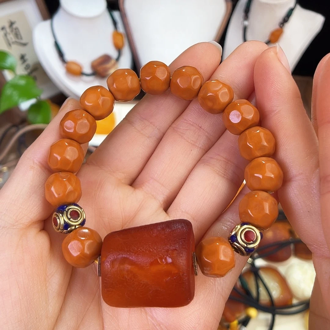 琥珀珠宝奇石未镶嵌。