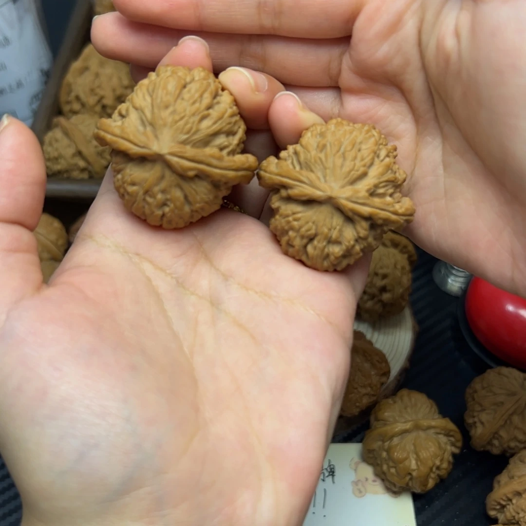 文玩核桃吊坠白狮子42