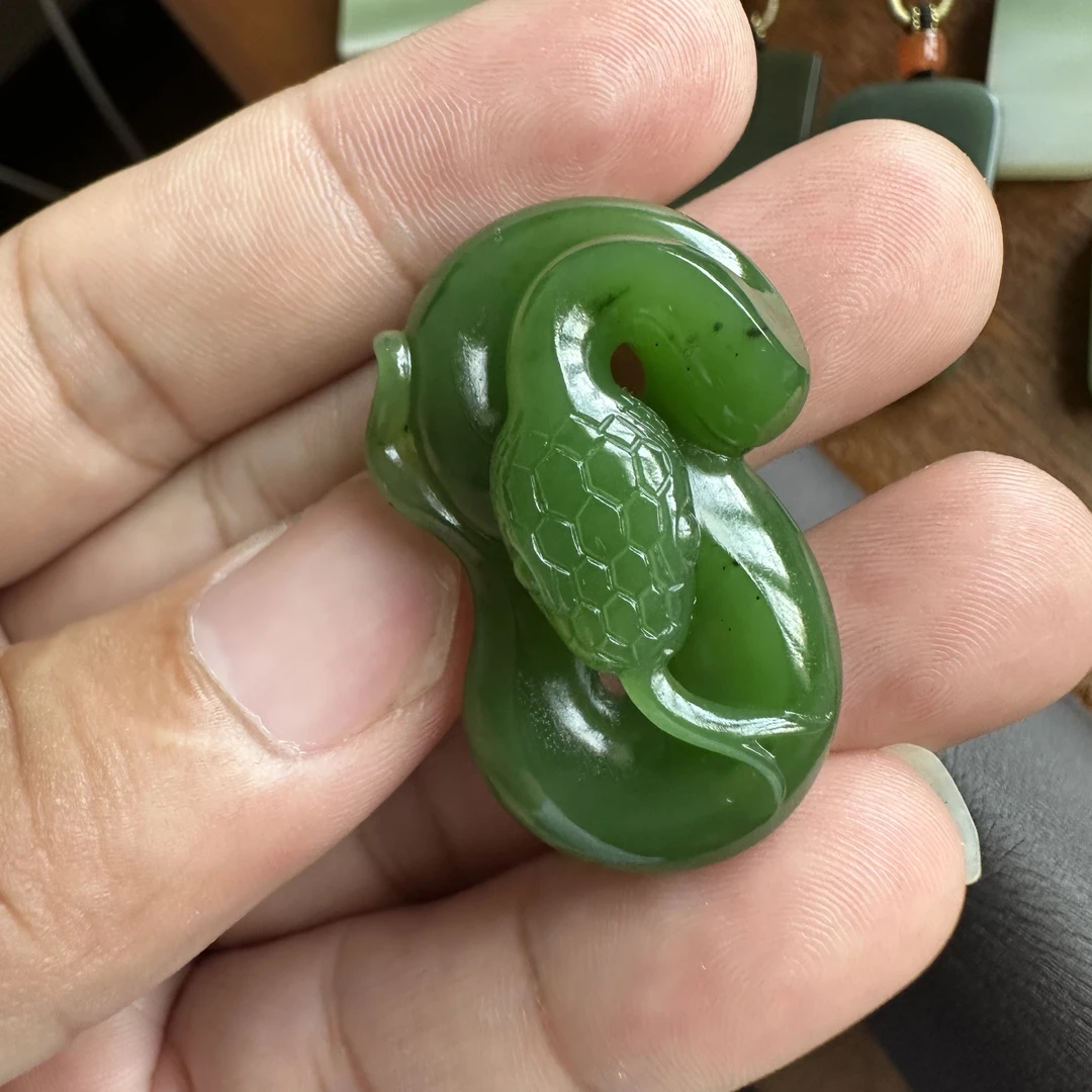 集色堂新疆和田玉碧玉籽料阳绿色苏工生肖挂件蛇腰缠万贯13g