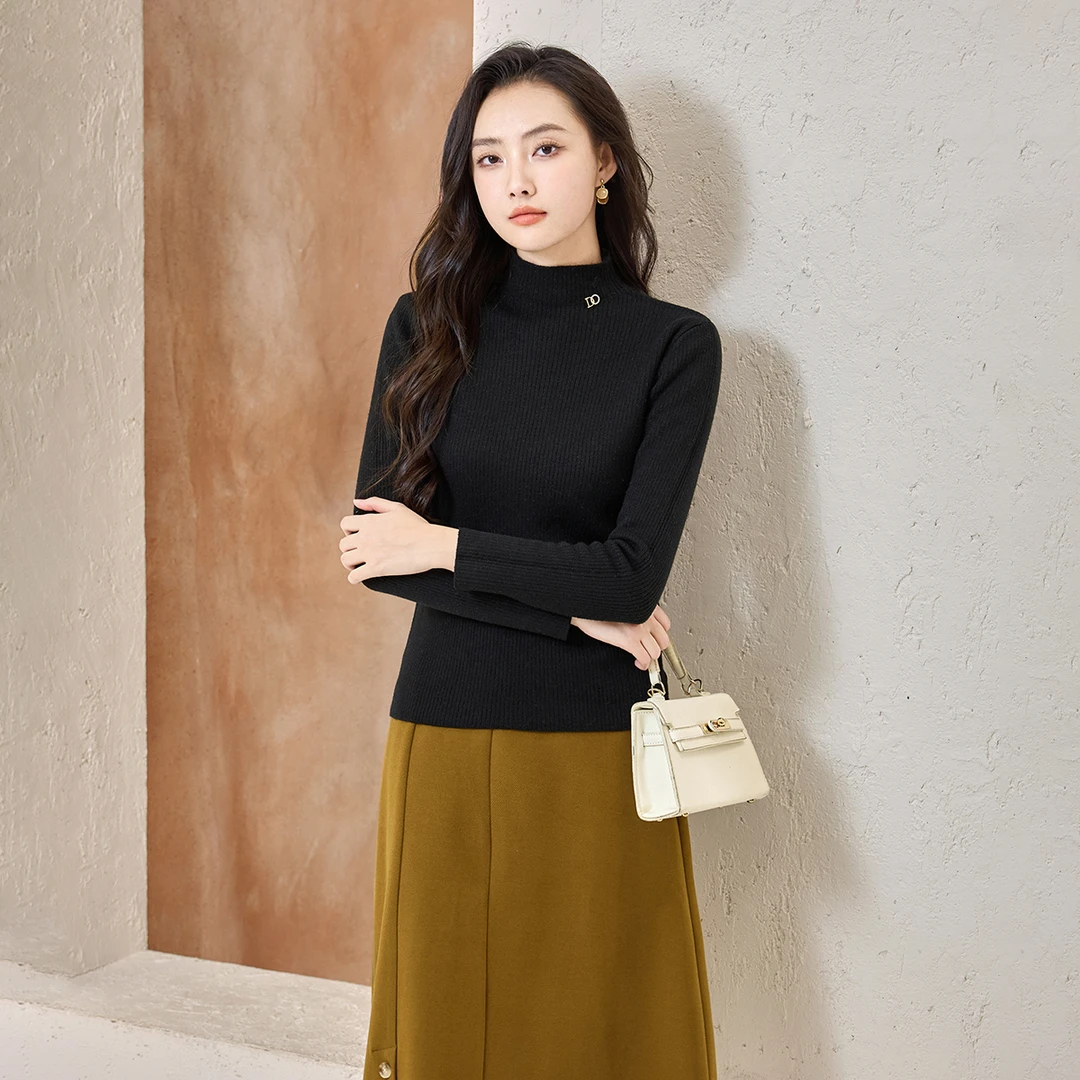 冬装新款简约百搭金属装饰纯色修身显瘦半高领针织衫女士套头毛衣