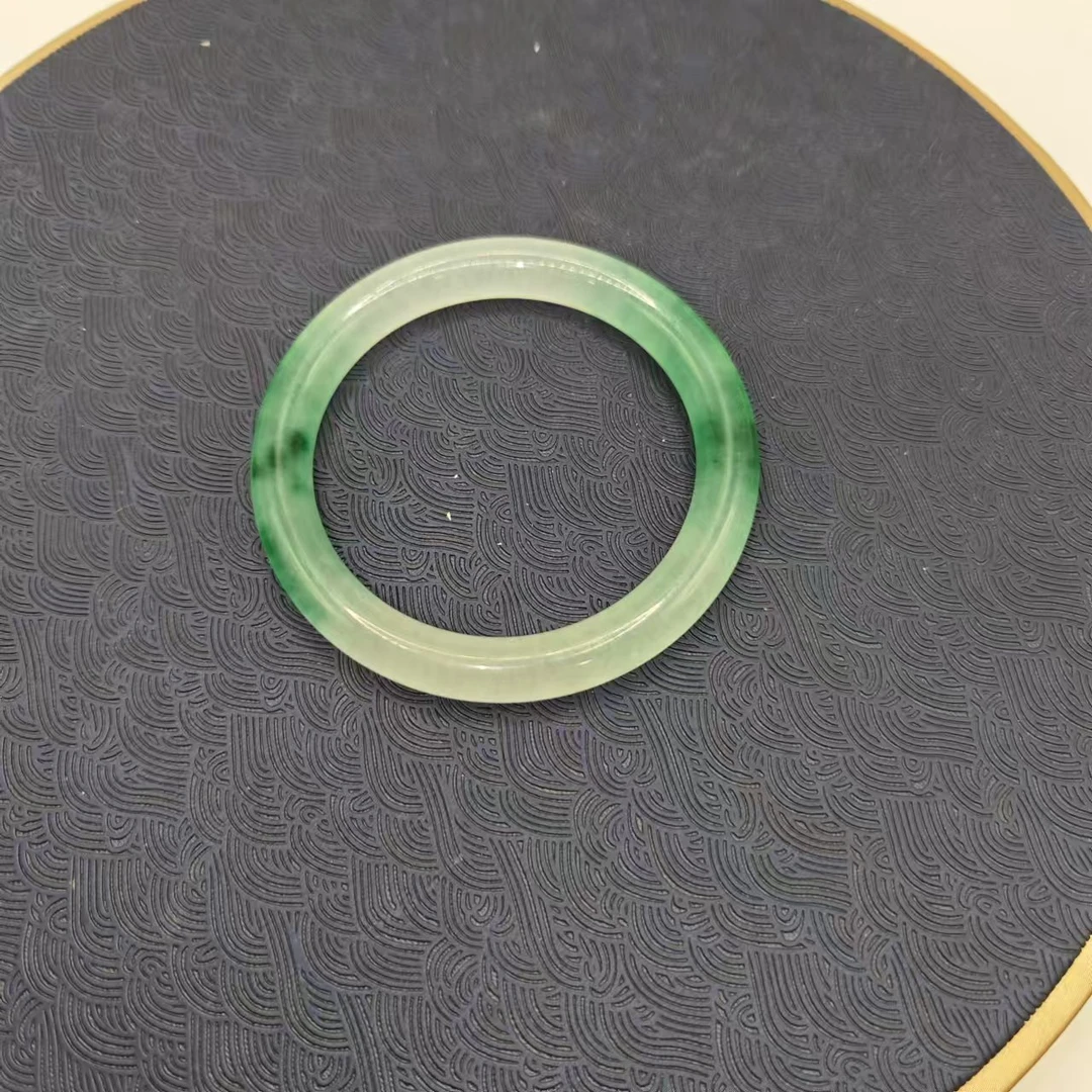 654百搭款翡翠绿飘花手镯