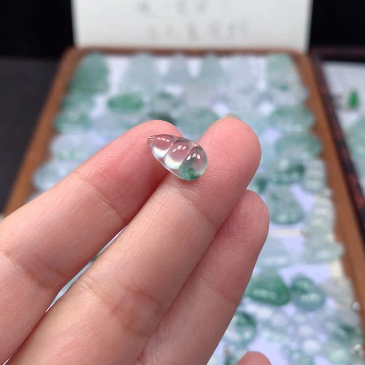 颈饰未镶嵌翡翠高冰飘花小福豆