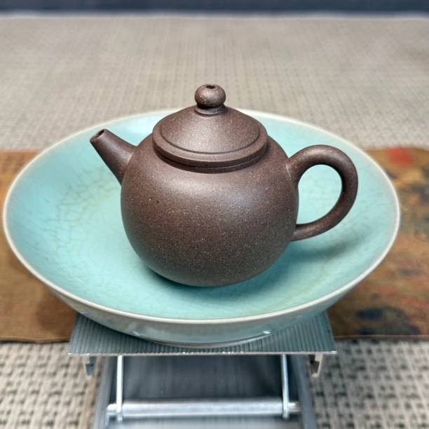 【阿辉紫砂】 本山深井紫泥 笠帽巨轮 内推孔 95cc精工半手紫砂壶