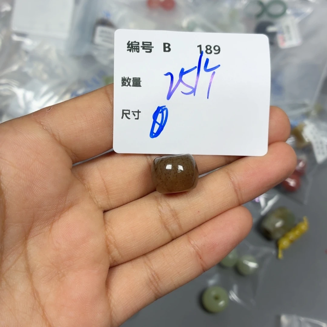 和田玉（糖玉）未镶嵌颈饰B189。一个一个