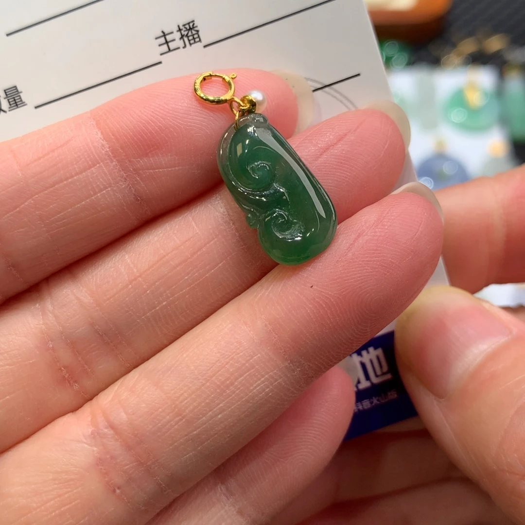 翡翠颈饰18K金镶嵌翡翠吊坠的未镶嵌