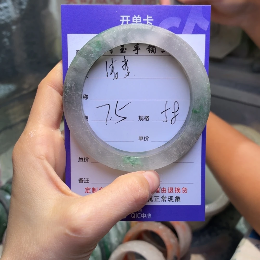 浅***梦石英质玉手镯未镶嵌