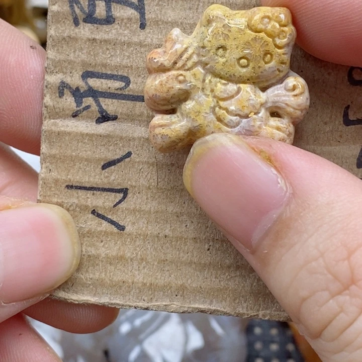 颈饰未镶嵌硅化珊瑚（珊瑚玉）红**?
