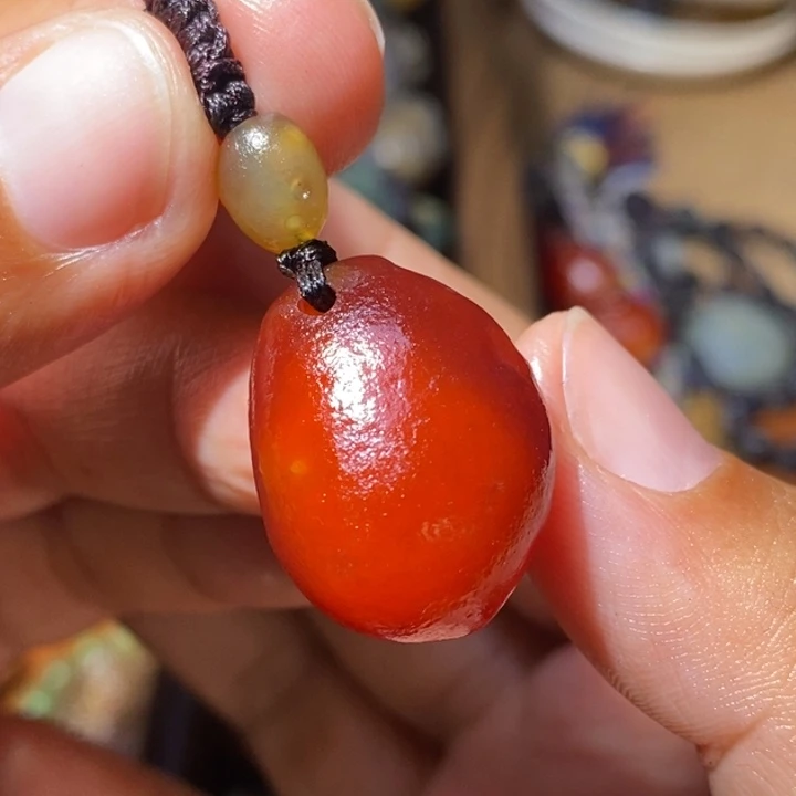 玻璃颈饰红色的一颗吊坠里放入