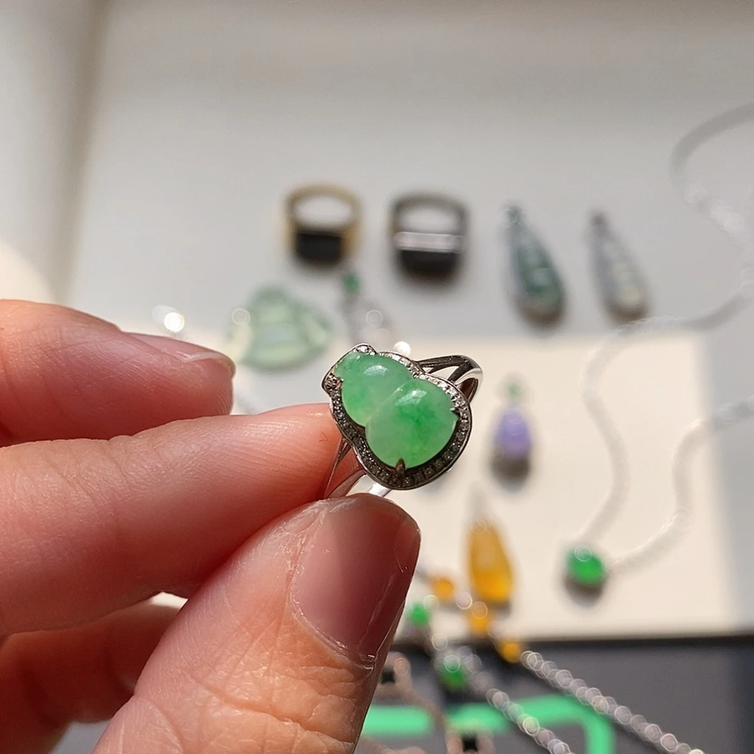 翡翠颈饰18K金镶嵌绿花葫芦戒指