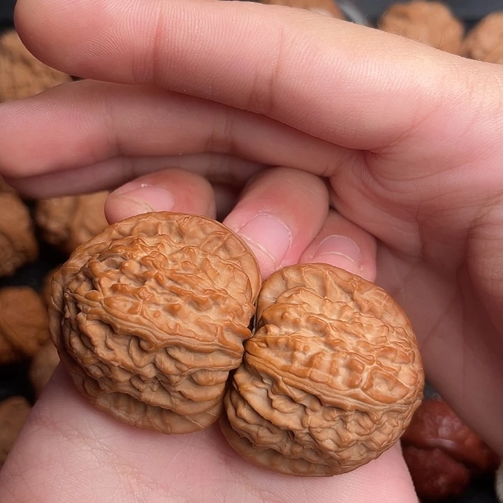 文玩核桃吊坠三角白