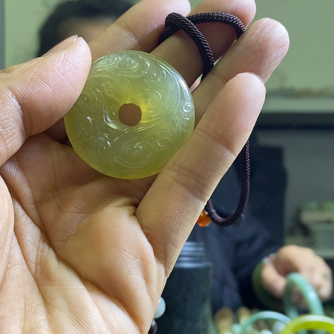 岫玉未镶嵌颈饰一个