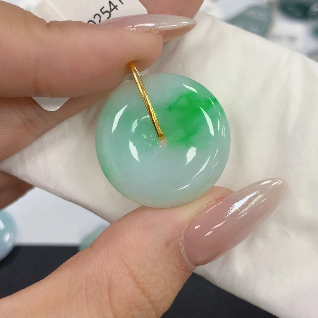 颈饰18K金镶嵌翡翠