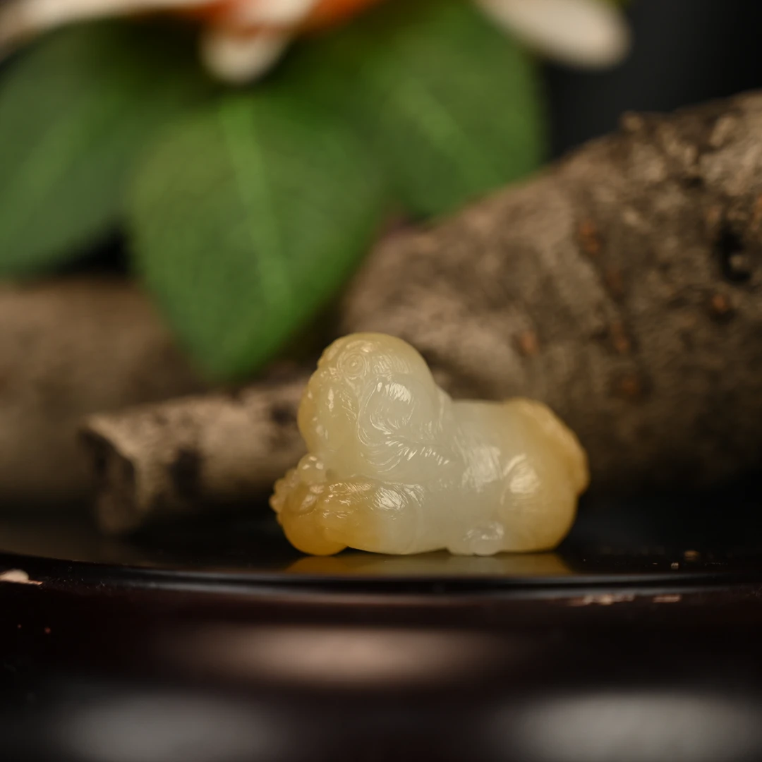 Lot8809 25YU106570和田玉且末糖旺财挂件/匡时