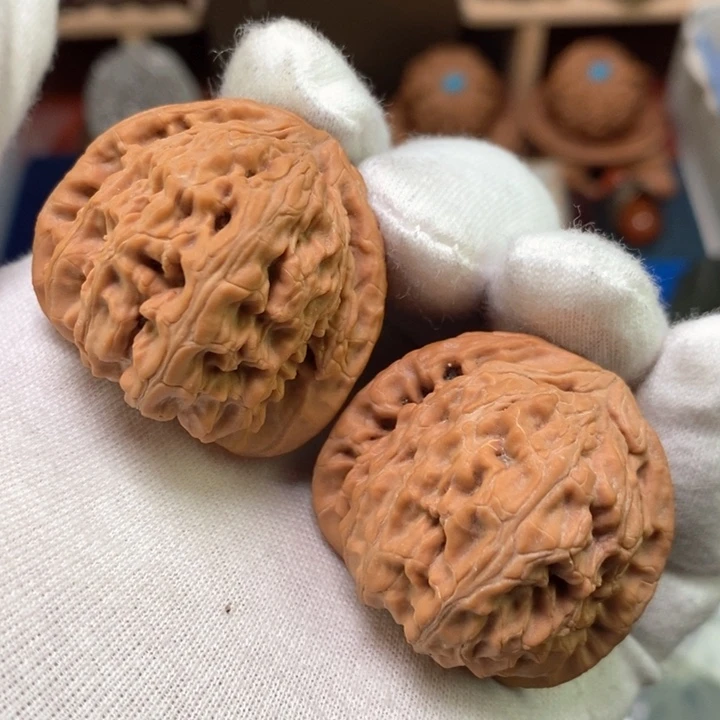 文玩核桃吊坠38全品小货头山地红皮三角白狮子