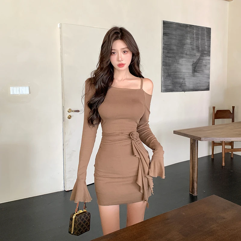 露肩设计感连衣裙女春季季高腰复古喇叭袖简约气质修身短裙