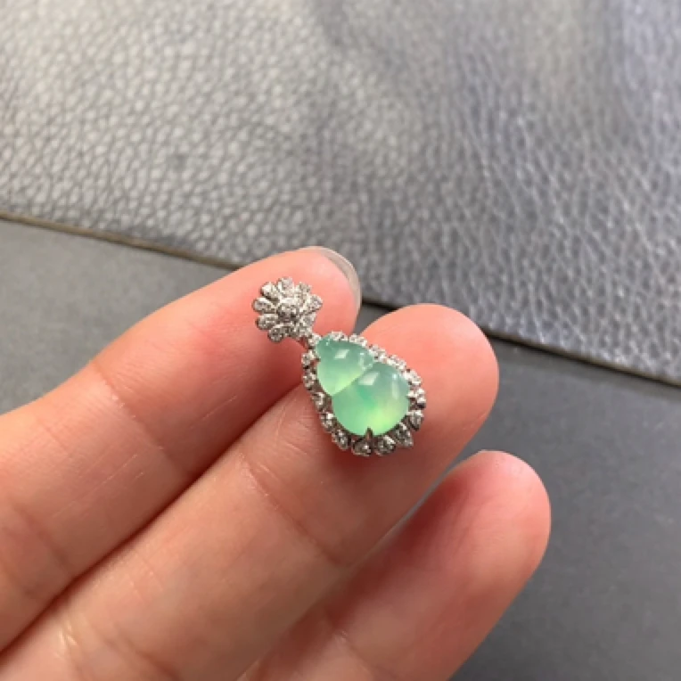 18k镶嵌翡翠葫芦吊坠