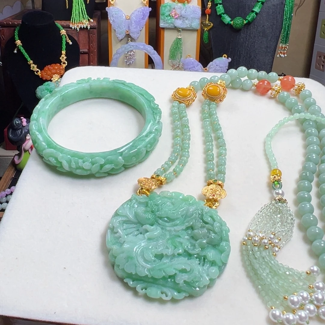 翡翠未镶嵌套链手镯套装