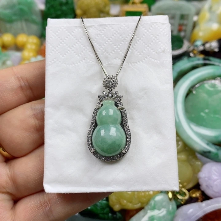 翡翠吊坠(赠链)未镶嵌