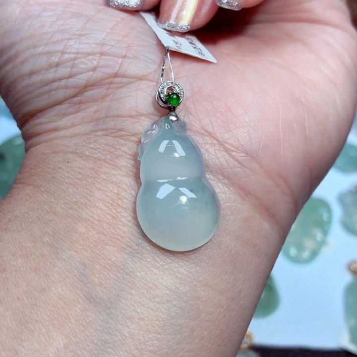 颈饰18K金镶嵌翡翠葫芦