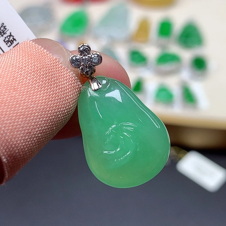 翡翠18K金镶嵌颈饰