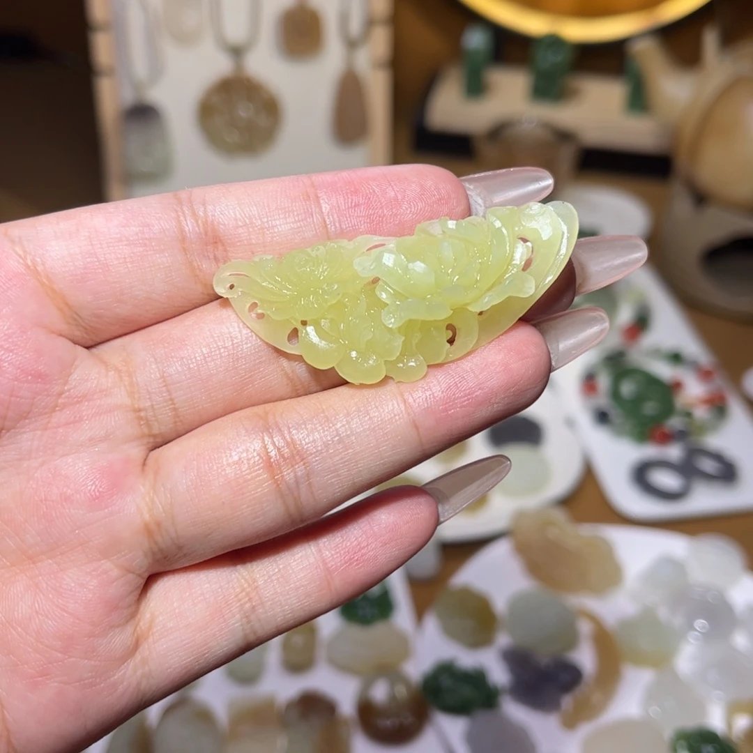 和田玉未镶嵌颈饰E****a