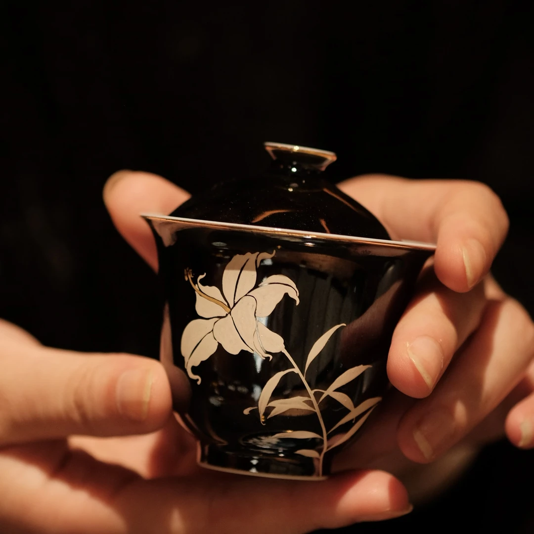 【福器】金错银黑地花卉小盖碗
