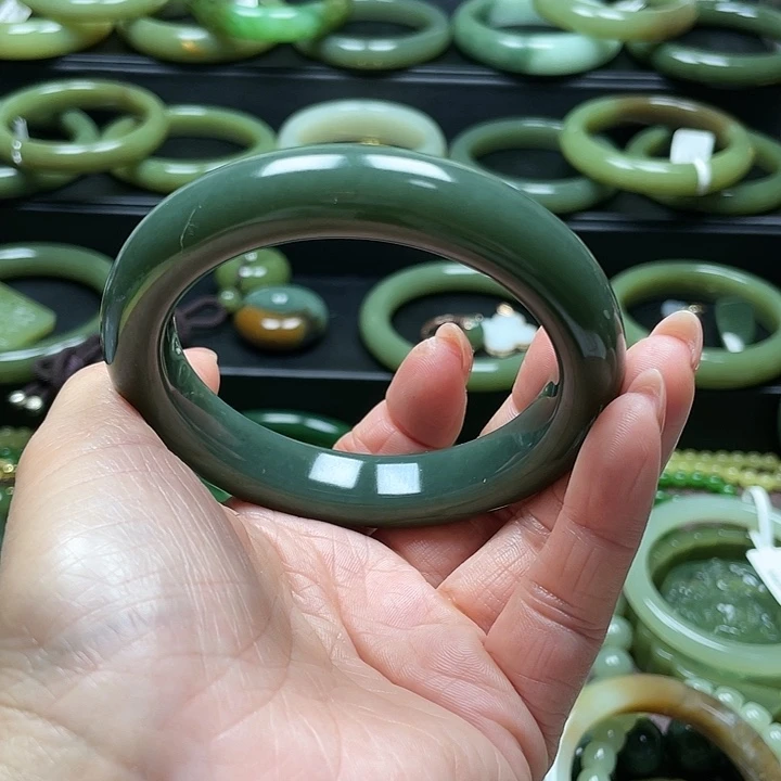 和田玉未镶嵌手镯